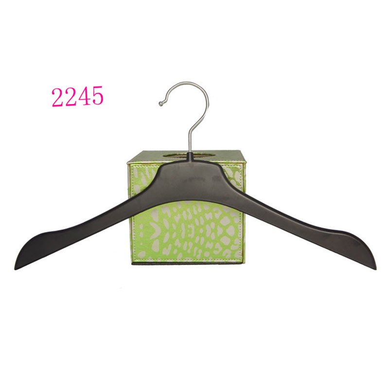 Black Color Plastic Thin Flat Women Clothes Hangers Wholesale