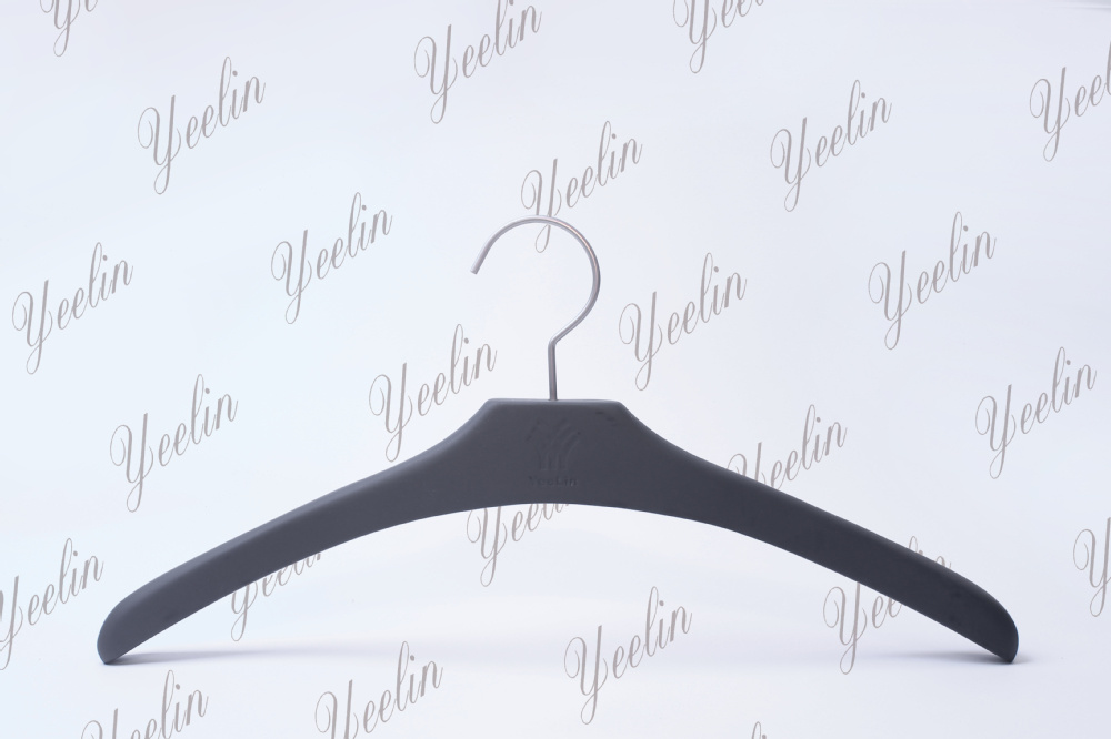 Beech Wood Clothes Hanger with Shiny Chrome Hook (YLWD253W-BLK1)