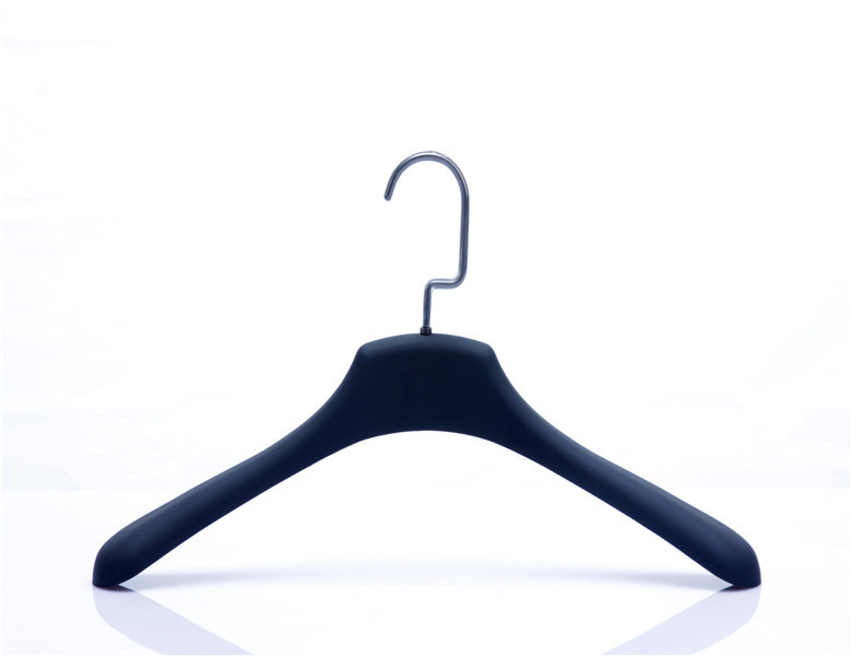 Narrow Shoulder Rubber Coated Plastic Hanger for Sale