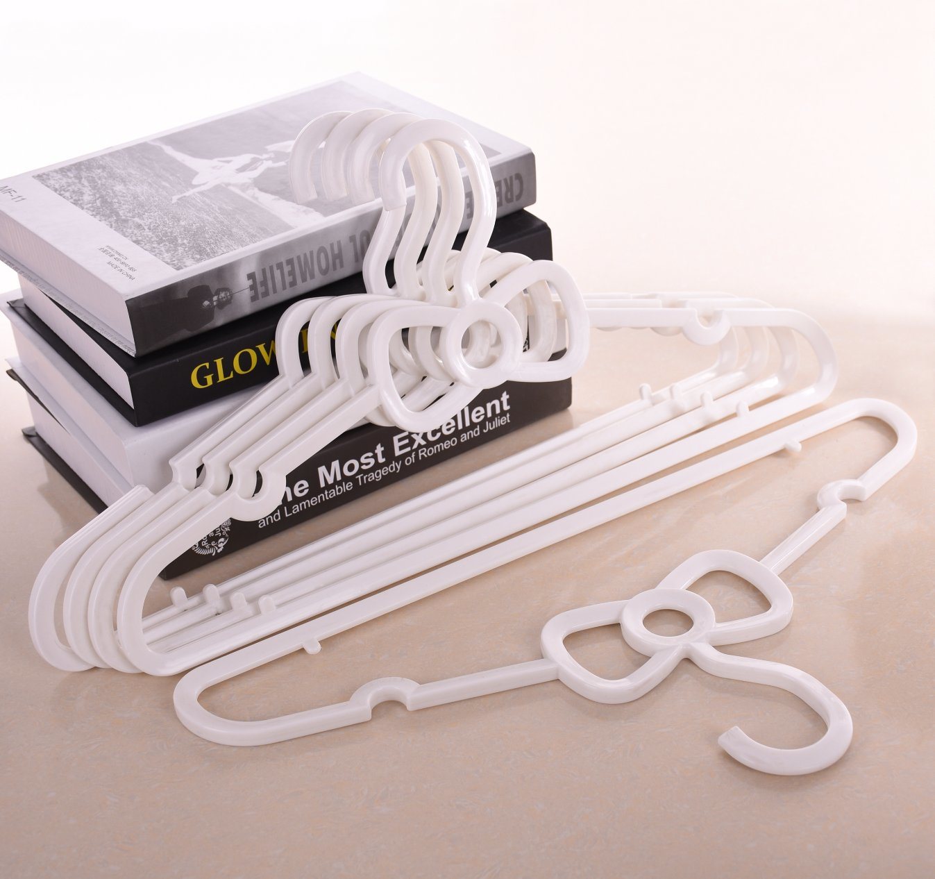 Fashion Medium Size Plastic Hanger for Clothes