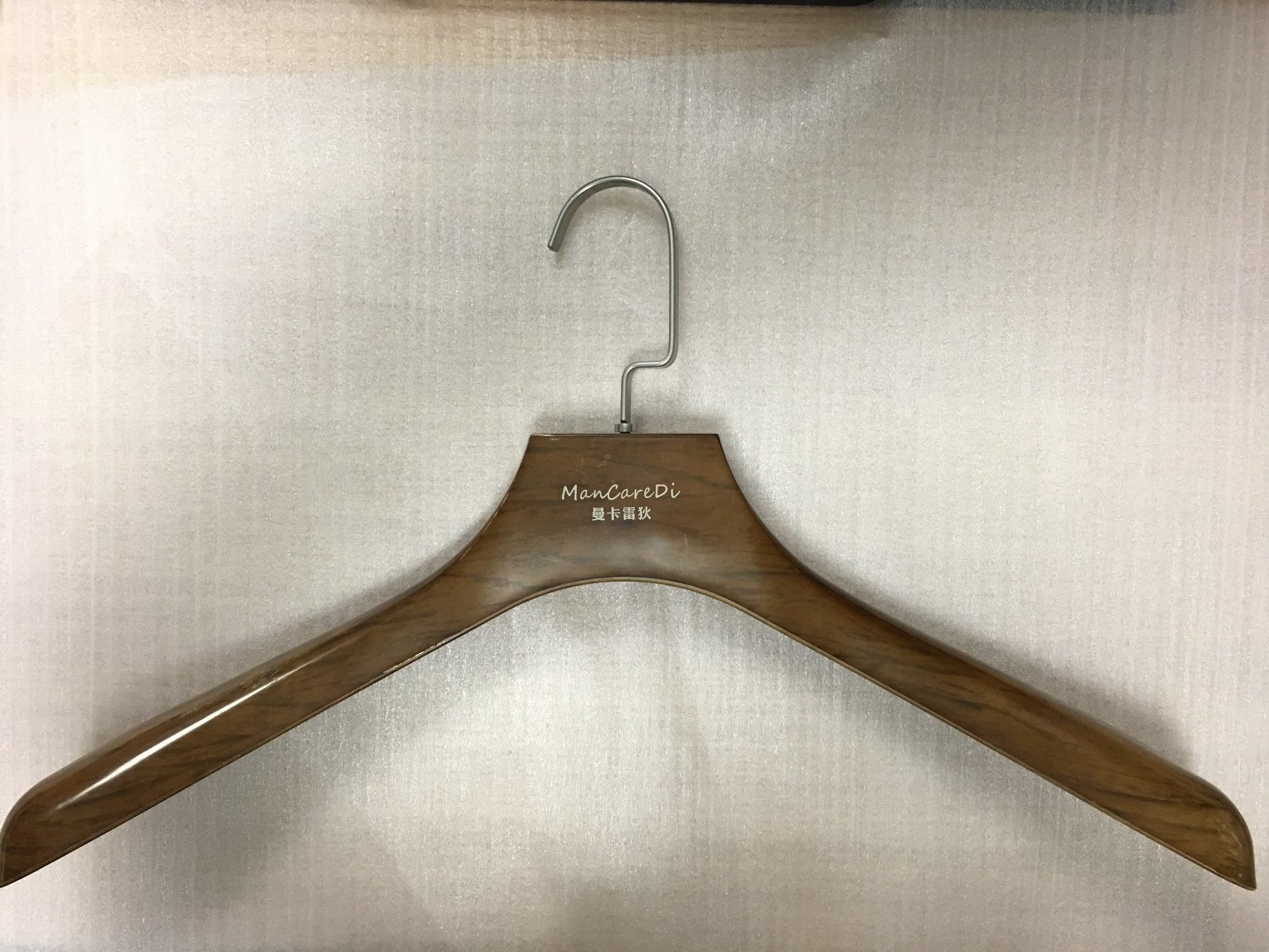 High Quality Wood-Like Finish, Grain Plastic Hanger for Clothes