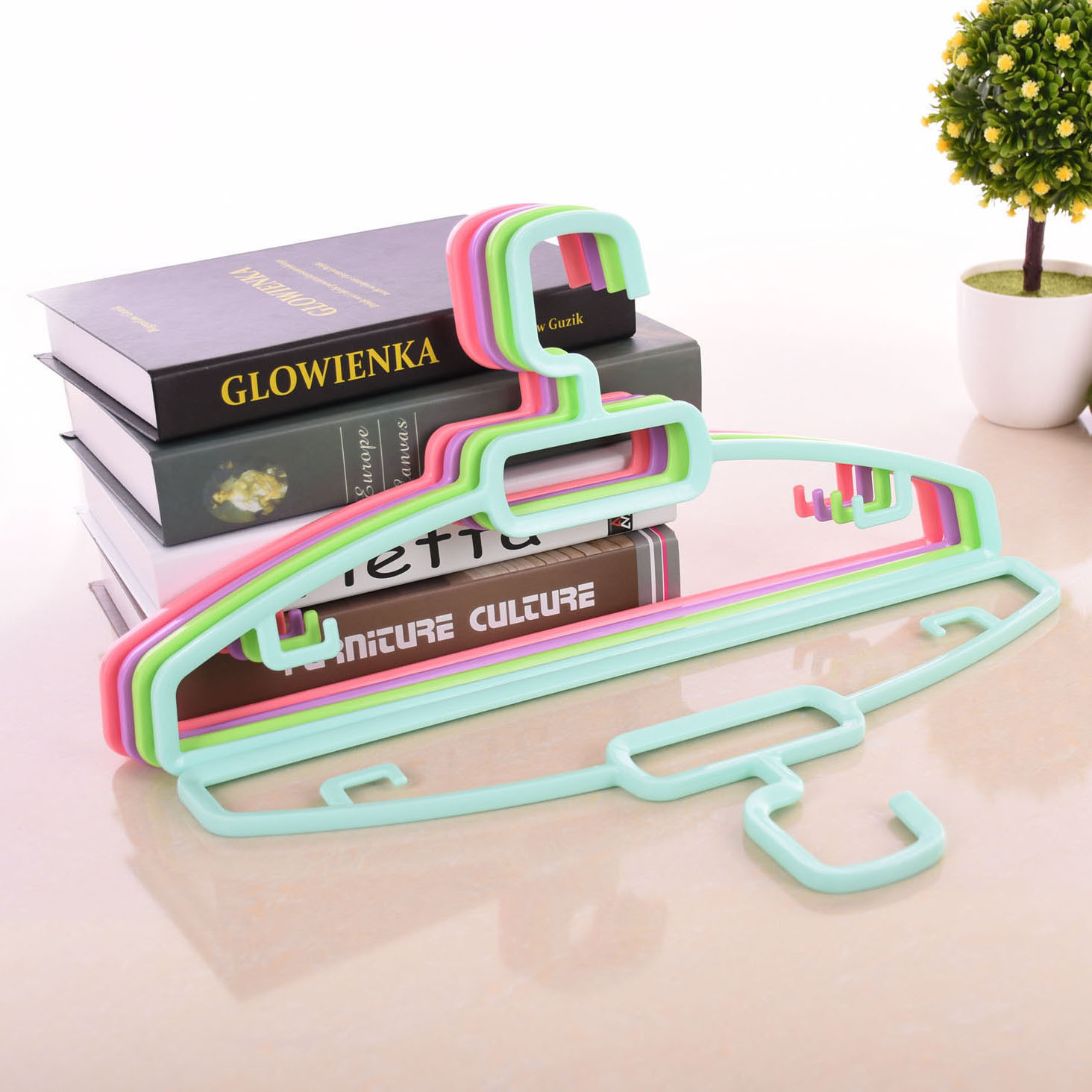 Write Hot Sale Popular Customized Plastic Hanger