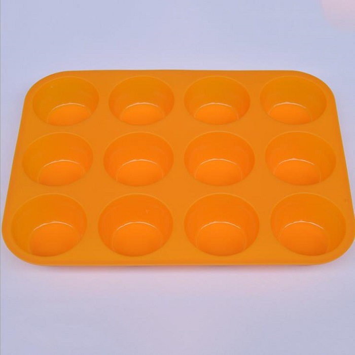 Non-Toxic Food Grade 12 Cup Silicone Baking Cake and Muffin Mould