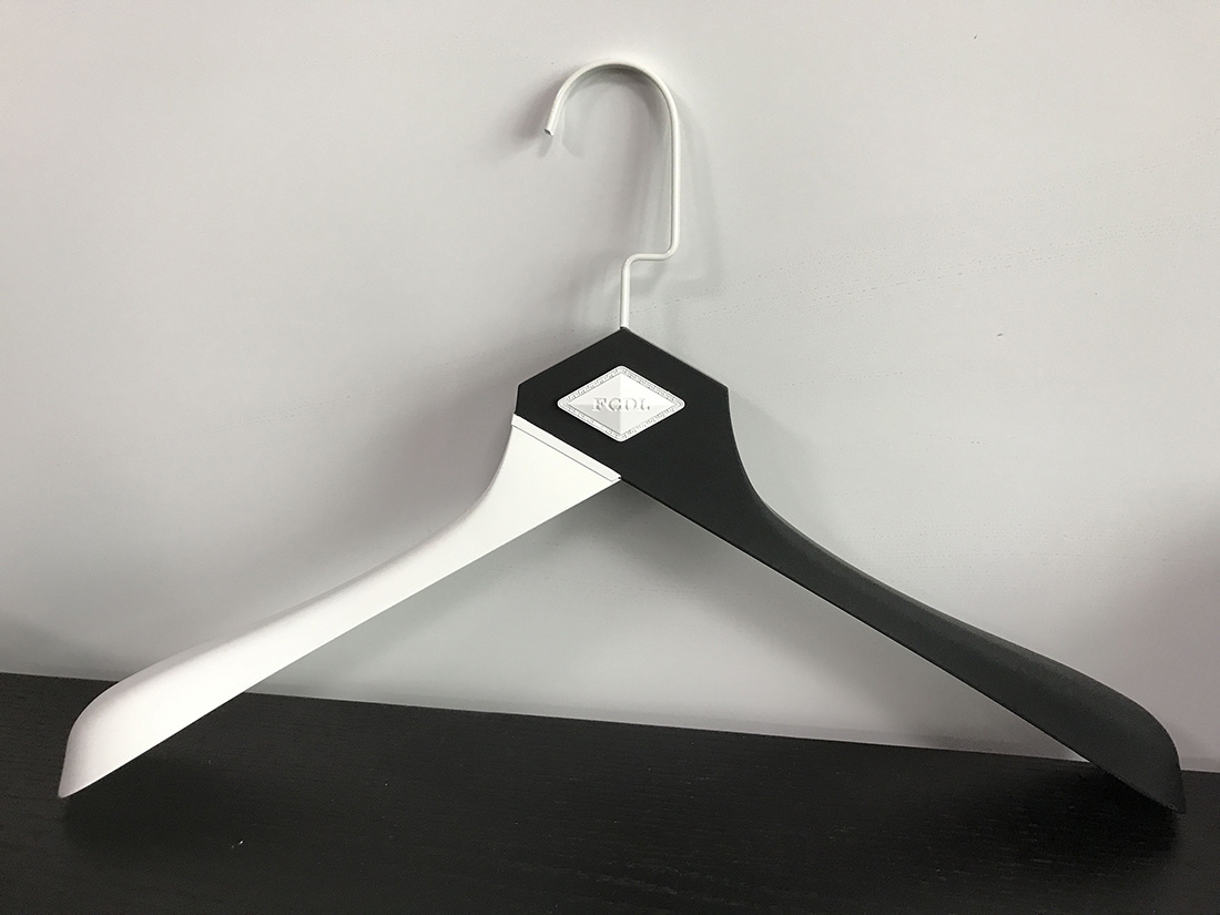 Manufacturing Fancy Plastic Clothes Hanger for Brand Garment