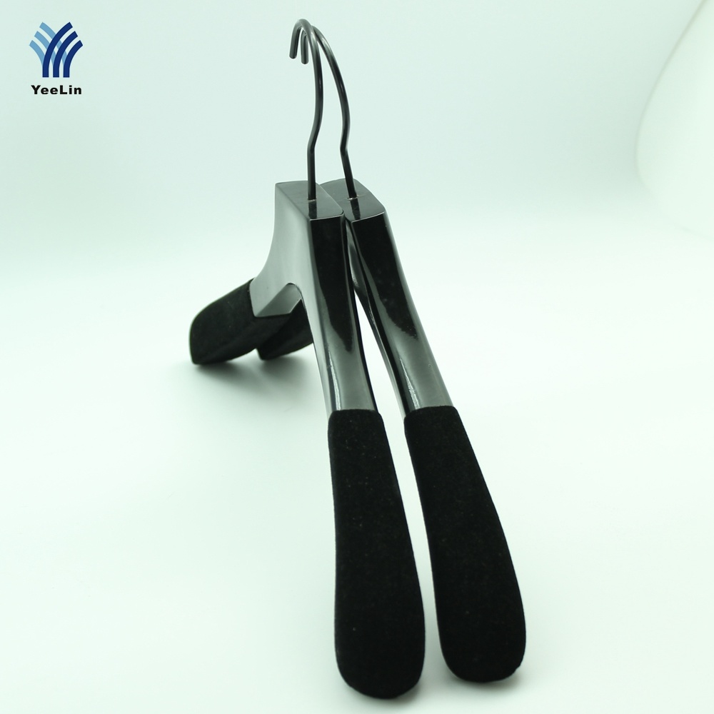 Black Wooden Hanger with Skid for Branded Store (YLWD84040-BLKR4)