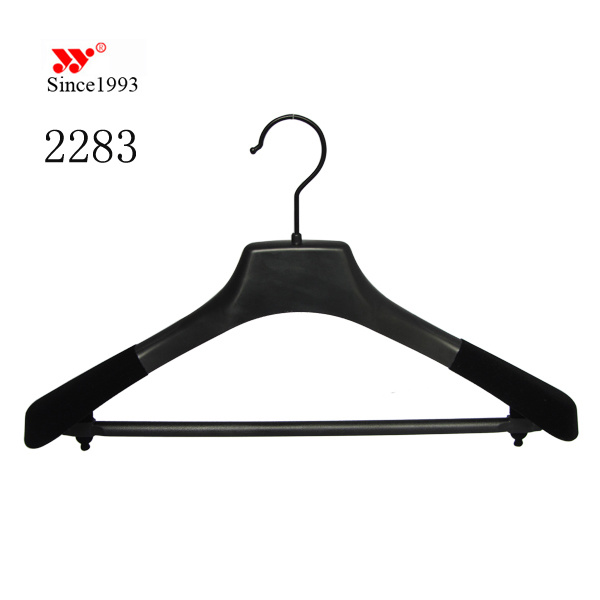 China Black Plastic Mens Suits Clothes Coat Hangers