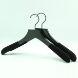 High End Wooden Clothes Hanger, Rubberized Coating on Shoulder Wooden Clothes Hanger for Fashion Model